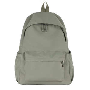 Dettaglio dello zaino in nylon verde chiaro impermeabile con scomparto principale a doppia zip