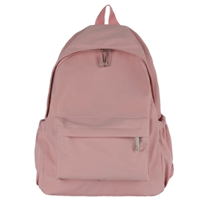 Dettaglio di uno zaino in nylon rosa impermeabile con cerniere argentate e tasche laterali