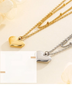 Detailansicht der Herzanhänger-Halsketten in Gold und Silber mit Perlenkette