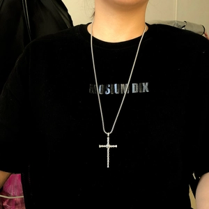 Collana con pendente a croce in acciaio al titanio argento lucido con catena box unisex