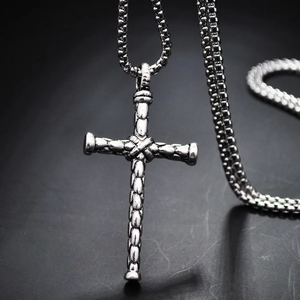 Collana con ciondolo a croce in acciaio al titanio argento lucido con design testurizzato