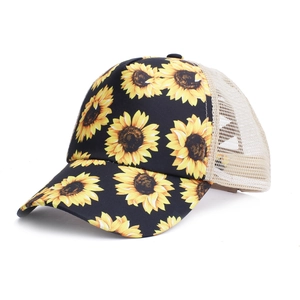 Détail de l'imprimé tournesol et du filet beige respirant sur cette casquette d'été