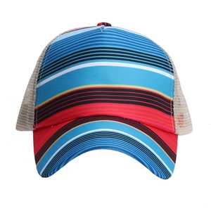Détail de la casquette trucker à rayures multicolores avec filet respirant et avant rigide