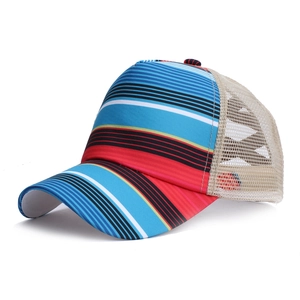 Détail de la casquette trucker à rayures colorées avec filet beige et visière courbée