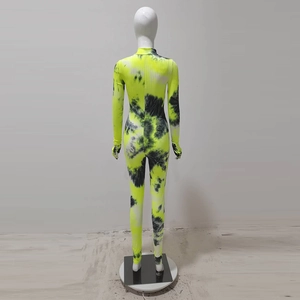 Vue arrière d'une combinaison tie-dye à col montant et manches longues avec gants