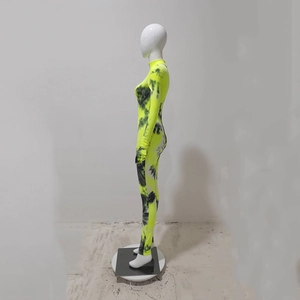 Vue latérale de la combinaison moulante tie-dye jaune fluo et noire à col montant