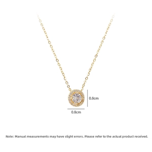 Detalle del colgante dorado de 0,8cm con circonita central y cadena fina