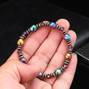 Bracelet en perles magnétiques colorées avec finition métallique irisée au poignet