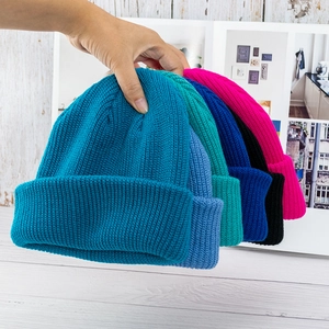 Vielzahl an farbenfrohen Strickmützen für den Winter in Blau Grün und Pink Tönen