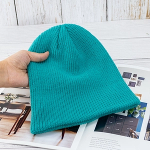 Nahaufnahme einer türkisblauen Strickmütze mit hochwertiger Rippstruktur und weichem Wollmaterial