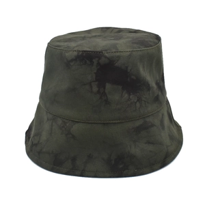 Détail du bob tie-dye en coton sergé vert foncé et noir au style décontracté