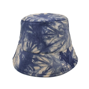 Détail du motif tie-dye bleu et blanc sur un chapeau bob en toile résistante