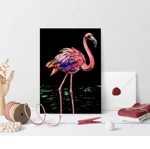 Gros plan artistique de grattage flamant arc-en-ciel avec accessoires créatifs DIY