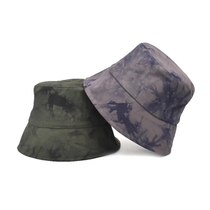 Chapeaux bobs en toile tie-dye vert foncé et lavande au style urbain décontracté