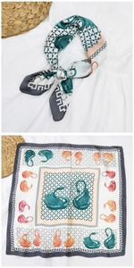 Dettaglio di un foulard di seta 70cm con eleganti motivi di cigni e bordi geometrici