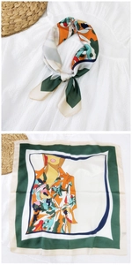 Dettaglio di un foulard quadrato in seta con stampa artistica e stile elegante a fiocco