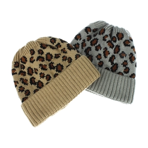 Détail de la maille des bonnets imprimés léopard en beige et gris avec revers côtelés