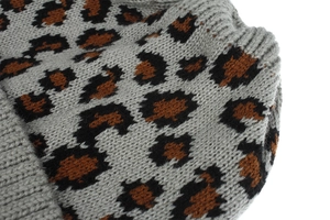 Gros plan sur la texture tricotée à imprimé léopard avec motif de fils gris et bruns