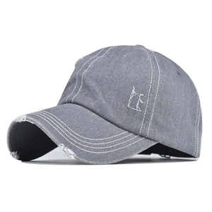 Detail der dunkelgrauen gewaschenen Denim-Baseballkappe mit Destroyed-Effekt und Stickerei