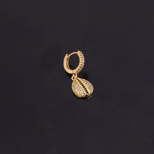 Vue détaillée d'une boucle d'oreille en forme de coquillage doré avec zircons brillants