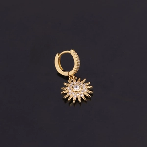 Élégantes boucles d'oreilles créoles dorées avec pendentifs soleil en zircon brillant