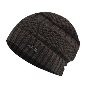 Texture de maille détaillée et plaque Sport sur bonnet d'hiver marron foncé