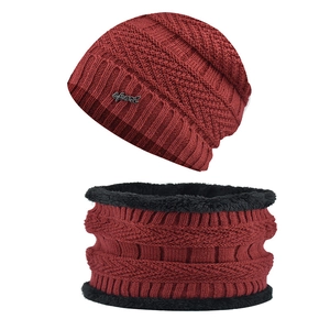 Détail de l'ensemble bonnet et cache-col en tricot bordeaux avec doublure polaire chaude