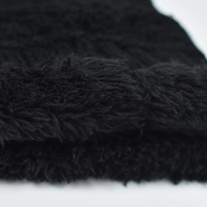 Détail de la doublure en polaire épaisse et de la texture en maille noire pour plus de confort