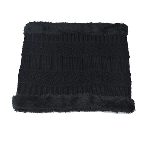 Détail d'une écharpe en tricot noir avec doublure en fausse fourrure et texture
