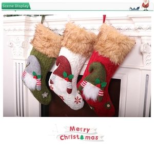 Dettaglio di tre calze di Natale in maglia con gnomi decorativi e bordo in pelliccia