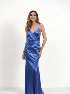 Détail de robe de soirée en satin bleu foncé avec col en V sexy et fines bretelles