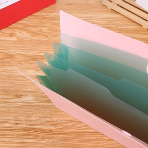 Gros plan du trieur rose avec intercalaires verts pour le rangement de documents A4