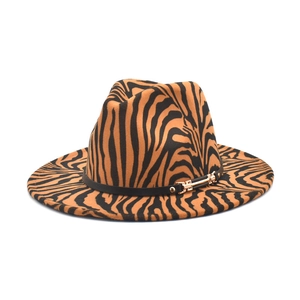 Détail du chapeau en laine à motif zèbre avec ruban noir et boucle métallique dorée
