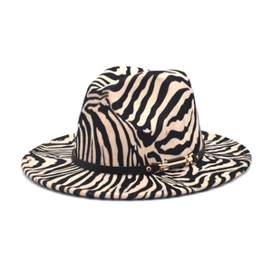 Détail d'un chapeau en laine zébré avec bande en cuir noir et boucle en métal doré