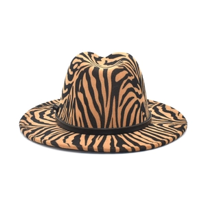 Chapeau fedora en feutre motif zèbre camel à bord large avec ruban en cuir noir