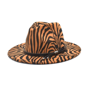 Détail d'un chapeau fedora en laine zébré orange avec ruban en cuir noir et boucle métal