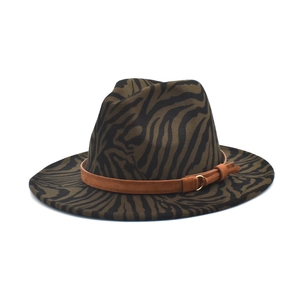 Detailaufnahme des Zebra-Filzhuts mit braunem Wildlederband und goldener Schnalle