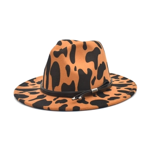 Detailansicht der Woll-Fedora mit Leopardenmuster, breiter Krempe und Lederband