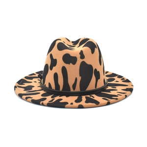 Eleganter Wollfilzhut mit Kuhmuster, breiter Krempe und Lederband in Camel-Braun