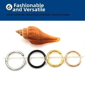 Set di quattro orecchini a cerchio minimalisti in acciaio inox argento, nero, oro e rosa