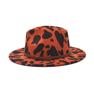 Cappello fedora con stampa mucca arancione e nera, tesa larga e fascia intrecciata