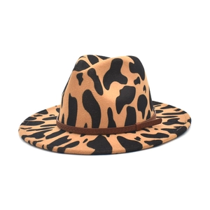 Dettaglio del cappello fedora in feltro leopardato con fascia in pelle goffrata marrone
