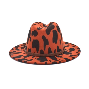 Cappello fedora arancione con stampa mucca, tesa larga e fascia intrecciata marrone