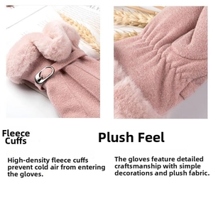 Détail de gants d'hiver roses avec poignets en fausse fourrure et boucles en métal réglables