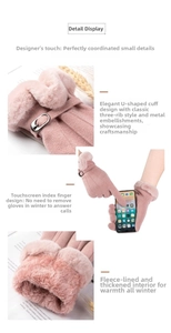 Détail de gants d'hiver roses avec bout tactile et doublure en polaire chaude
