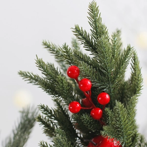 Décoration de Noël nordique avec aiguilles de pin vertes et baies rouges pour la table