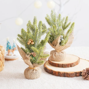 Mini sapins de Noël enneigés avec base en toile de jute et baies décoratives brillantes