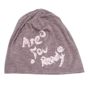 Détail macro du bonnet en coton gris-violet avec imprimé blanc Are you Ready