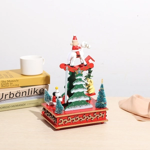 Détail de boîte à musique de Noël en bois avec Père Noël sur cheval à bascule et décor