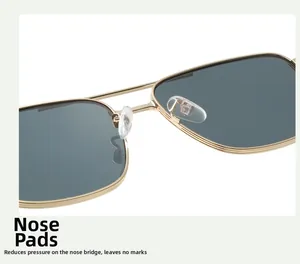 Gros plan sur les plaquettes de nez en silicone souple et la monture dorée des lunettes